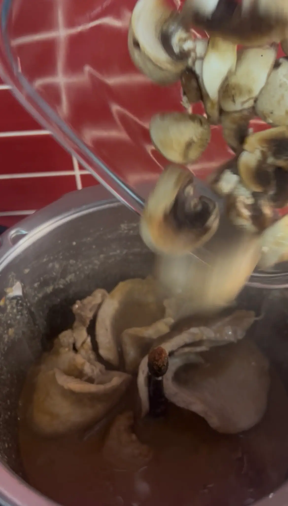 Step 6. Retirar varoma y reservar.
Agregar los champiñones y programar 10min/120ºC/giro inverso Vel.1. illustration