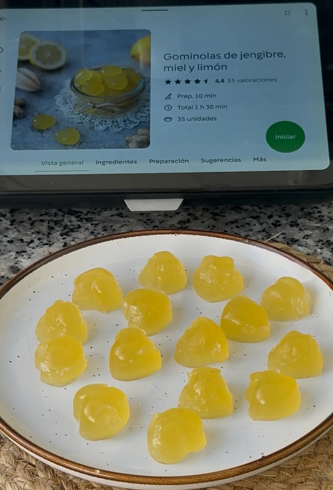 Step Deja enfriar en el frigorífico durante una hora antes de desmoldar y servir. illustration