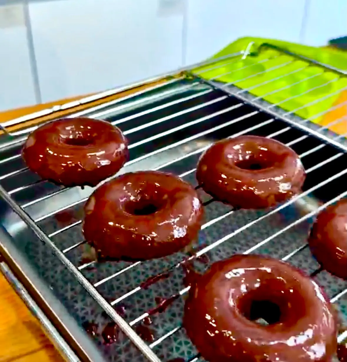 Step Cubrimos los donuts y los dejamos escurrir en una rejilla o en papel de horno. illustration