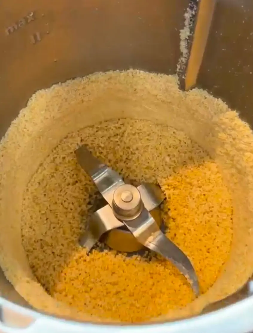 Step Hacemos la harina de almendra si tenéis almendras enteras, para ello molemos 10 segundos a velocidad 7. illustration