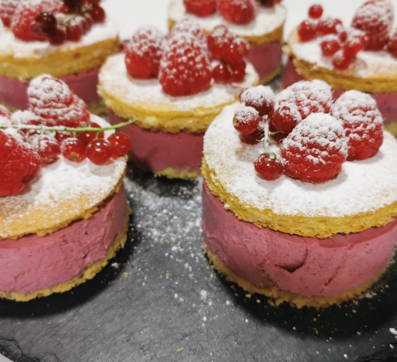 Semifrio de frutos rojos y bizcocho