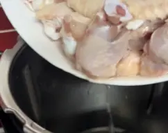 Step <p>Poner en el vaso 1000g de alitas de pollo</p> illustration