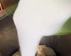 Step <p>Mezclar en un bol 130g agua y 1 cucharadita de maicena, una vez disuelta, incorporar en el vaso y programar 5 mints/100ºC/ giro inverso.</p> illustration