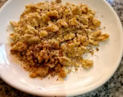 Step <p>Añade las galletas y tritura 10 segundos velocidad 5-10.</p><p>agrege nas nueces y el chocolatee, la mantequilla y mezcle 10 segundos velocidad 5.</p><p>Retire yy ponga en el fondo del molde, apretando bien con el reverso de una cuchara y reserve en el frigorifico, mientra hace la tarta</p> illustration