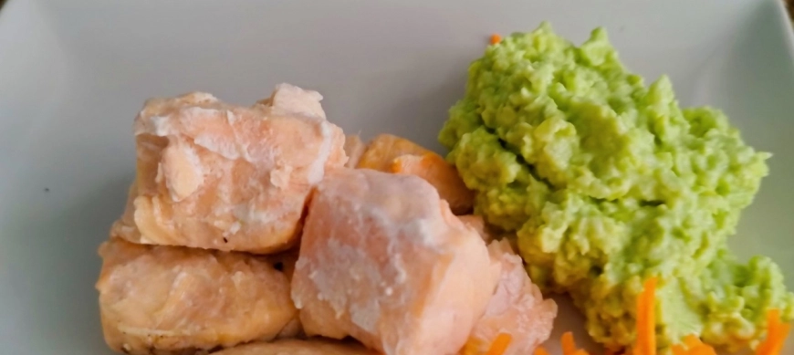DADOS DE SALMON AL VAPOR CON SALSA DE AGUACATE