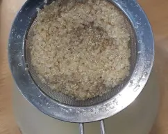 Step <p> Comenzamos con las hamburguesas</p><p>Ponemos en el vaso la quinoa, 10 g de aceite, el agua y ½ cucharadita de sal y programamos 18 min/100°C//vel . Colamo a través de un colador de malla fina, aclaramos con agua fría y reservamo.</p><p><br></p><p><br></p><p>Ponemos en el vaso el ajo, la cebolla, el pimiento rojo y el cilantro. Troceamos 5 seg/vel 5. Con la espátula, bajamos los ingredientes al fondo del vaso.</p><p><br></p><p><br></p><p>Horneamos durante 20 minutos (200°C). Retiramos del horno. Servimos con una cucharadita de crema de queso.</p> illustration