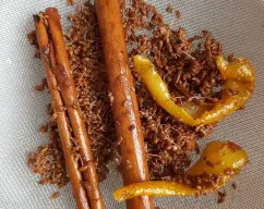 Step <p>Una vez terminado el tiempo, colamos el aceite y lo volvemos a poner en el vaso.</p> illustration