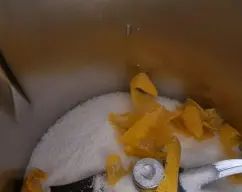 Step <p>Poner en vaso el azúcar y la piel de limón, pulverizar 15 s/vel 5-10.</p> illustration