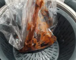 Step <p>Echamos el agua en el vaso, introducimos el cestillo.</p><p>En una bolsa de asar metemos el chocolate y el aceite de coco, cerramos la bolsa y la introducimos en el cestillo.</p><p><br></p><p>Programamos 10 minutos/varoma/vel.1</p> illustration