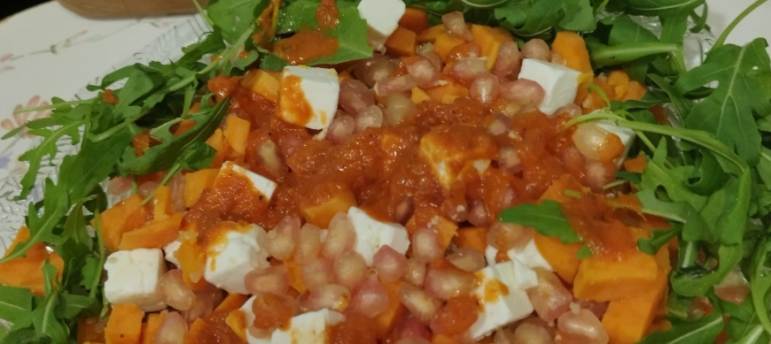 Ensalada templada de quinoa con batatas y granada