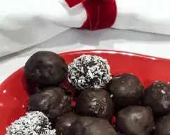 Step <p>Una vez terminado ese tiempo, sacamos la bolsa con cuidado, vertemos el chocolate fundido en un recipiente y vamos rebosando uno a uno los bombones.</p><p><br></p><p>Los dejamos en un plato que previamente hemos humedecido para que no se nos queden pegados. Metemos en el frigorífico una hora mínimo. </p><p>Servir o empaquetar de regalo.</p> illustration