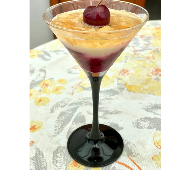 Postre de cerezas, yogur de vainilla y bizcocho