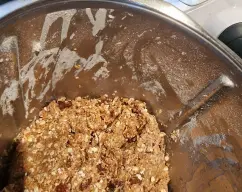 Step <p>Añadir los huevos y la leche 15 s/ v 4.</p><p>bajar los ingrediente al fondo del vaso.</p><p>Añadir harina, levadura y sal.</p><p>Mezclar 10 s/v5.</p> illustration