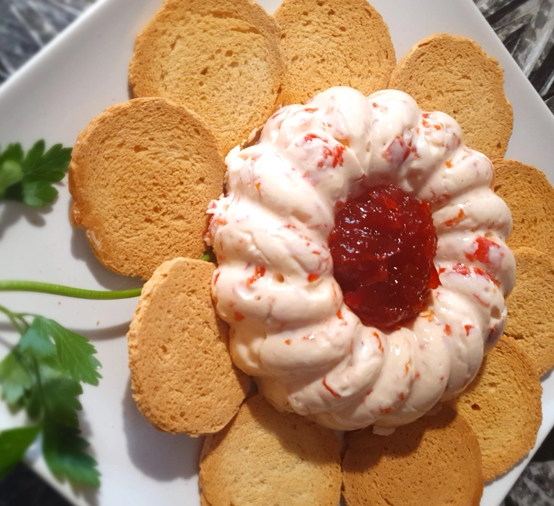 BOMBONES DE QUESO CON PIMIENTOS CONFITADOS.
