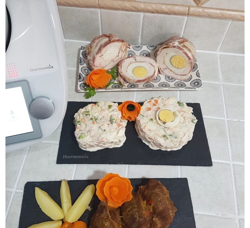 Menu en tres niveles:Carrilleras en salsa ,con patatas arrugadas,verduras para ensaladilla y Pechugas de pollo rellenas de huevos duros y lonchas de beikon