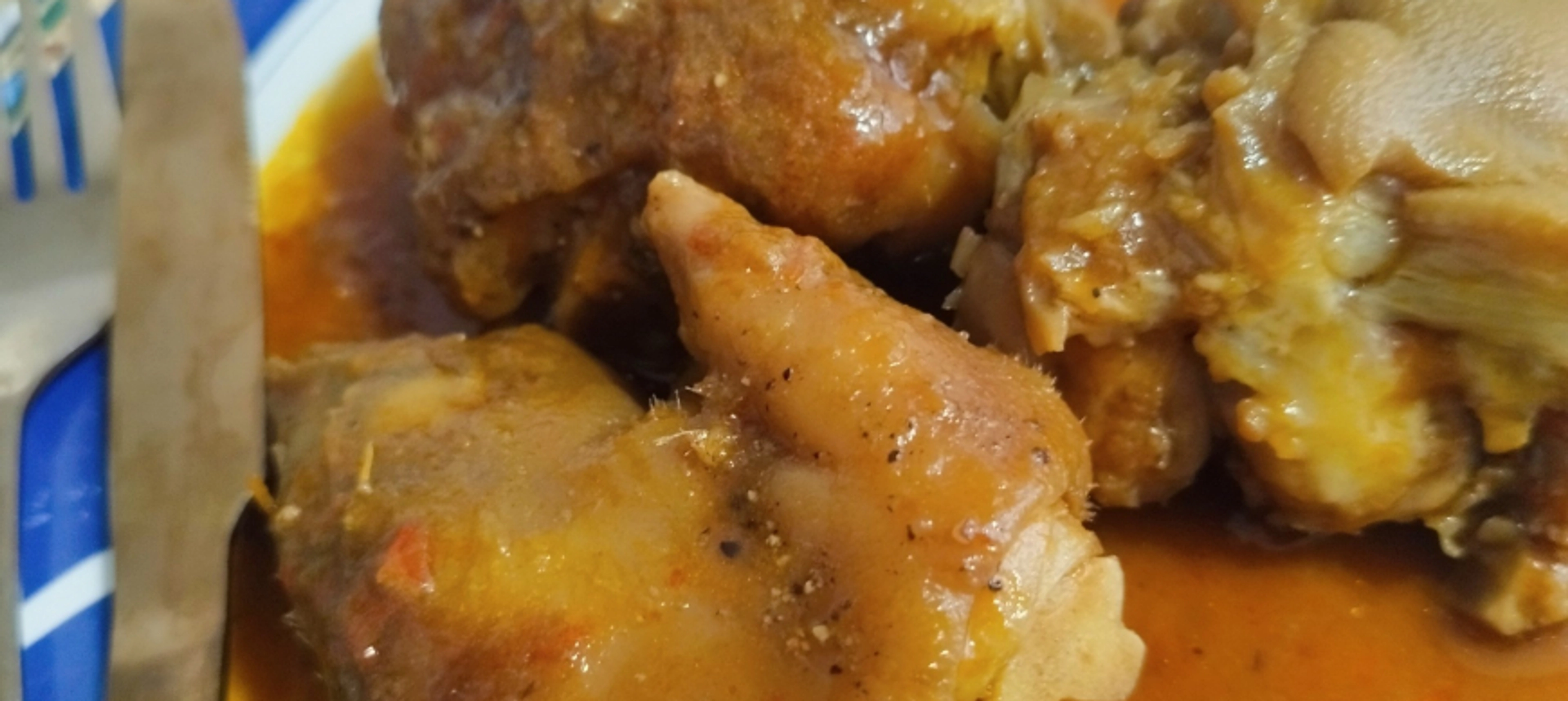 Manitas de cerdo guisadas en salsa (Cocción lenta)