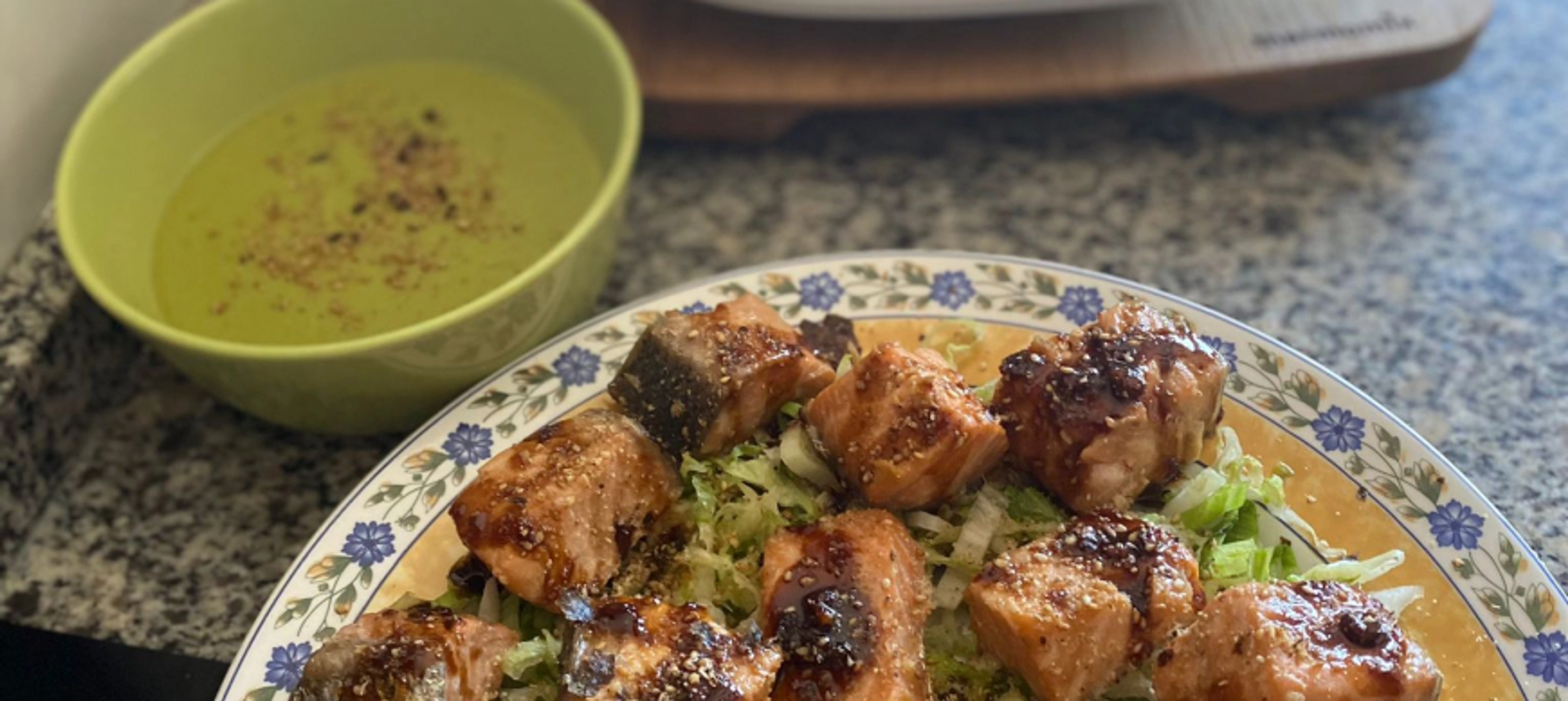 SALMON AL SESAMO Y CREMA DE GUISANTES