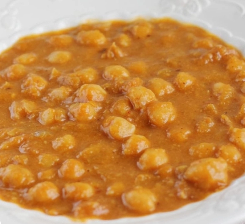 POTAJE DE GARBANZOS CON ALMENDRAS