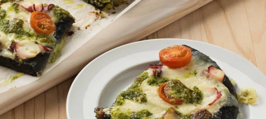 Pizza nero di sepia con pulpo y pesto de almendra con thermomix