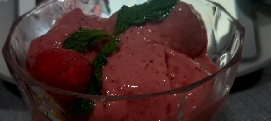 Helado de naranja, yogurt y frambuesas