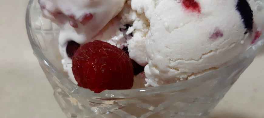Helado de queso cremoso con frutos rojos