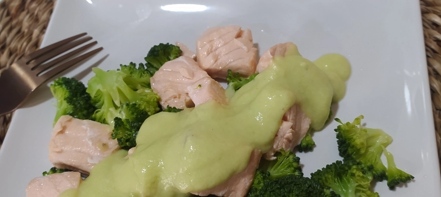 Salmón y brócoli con bechamel de dieta con THERMOMIX