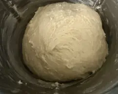 Step <p>Agregue la harina, la sal y amase 3 MIN/MODO AMASAR. Después, amase 2 MIN/MODO AMASAR y vaya añadiendo la mantequilla por la abertura. Deje reposar la masa en el vaso hasta que doble su volumen (aprox. 40 minutos).</p> illustration