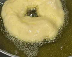 Step <p>Fría las rosquillas en una sartén honda con abundante aceite (no debe estar muy caliente) durante casi 1 minuto por lado. Colóquelas sobre papel absorbente y después sobre una rejilla para enfriarlas.</p><p><br></p><p><br></p> illustration