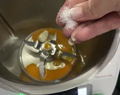 Step <p>Introduce en el vaso el ajo, el huevo, la sal y la leche y programa 10swg/vel 7.</p><p><br></p> illustration