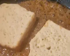 Step <p>Cuando esté templado, cubrir el pan que tendremos distribuido en un recipiente.</p><p>Cubrir con flms. Transparente y reservar en el frigorífico 1/2 hora .</p> illustration