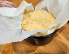 Step <p>A continuación, agregue los 200 g de agua y el sobre de Agar Agar, <span style="-webkit-text-size-adjust: 100%;"> cocine 3 min/98°C/vel 3. Después, triture 1 min/vel 10. Mientras tanto, forre un recipiente mediano redondo o rectangular con papel de hornear y engrase con aceite de oliva para que se quede pegado las hierbas provenzales o las que os guste, que espolvoreemos encima. Vierta la mezcla en el recipiente hermético engrasado y reserve en el frigorífico durante 2 horas mínimo. </span></p><p><span style="-webkit-text-size-adjust: 100%;"><br></span></p><p><span style="-webkit-text-size-adjust: 100%;"><br></span></p> illustration