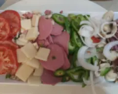 Step <p>PARA LA MASA :</p><p>ponga en el vaso el agua, el azúcar y la levadura prensada y mezclamos 2oseg/vel 2</p><p>añadimos la harina, el aceite y la sal y amasamos 2 minutos</p> illustration