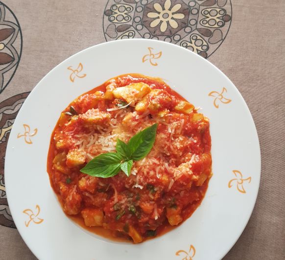 CALABACINES CON TOMATE, ALBAHACA Y QUESO