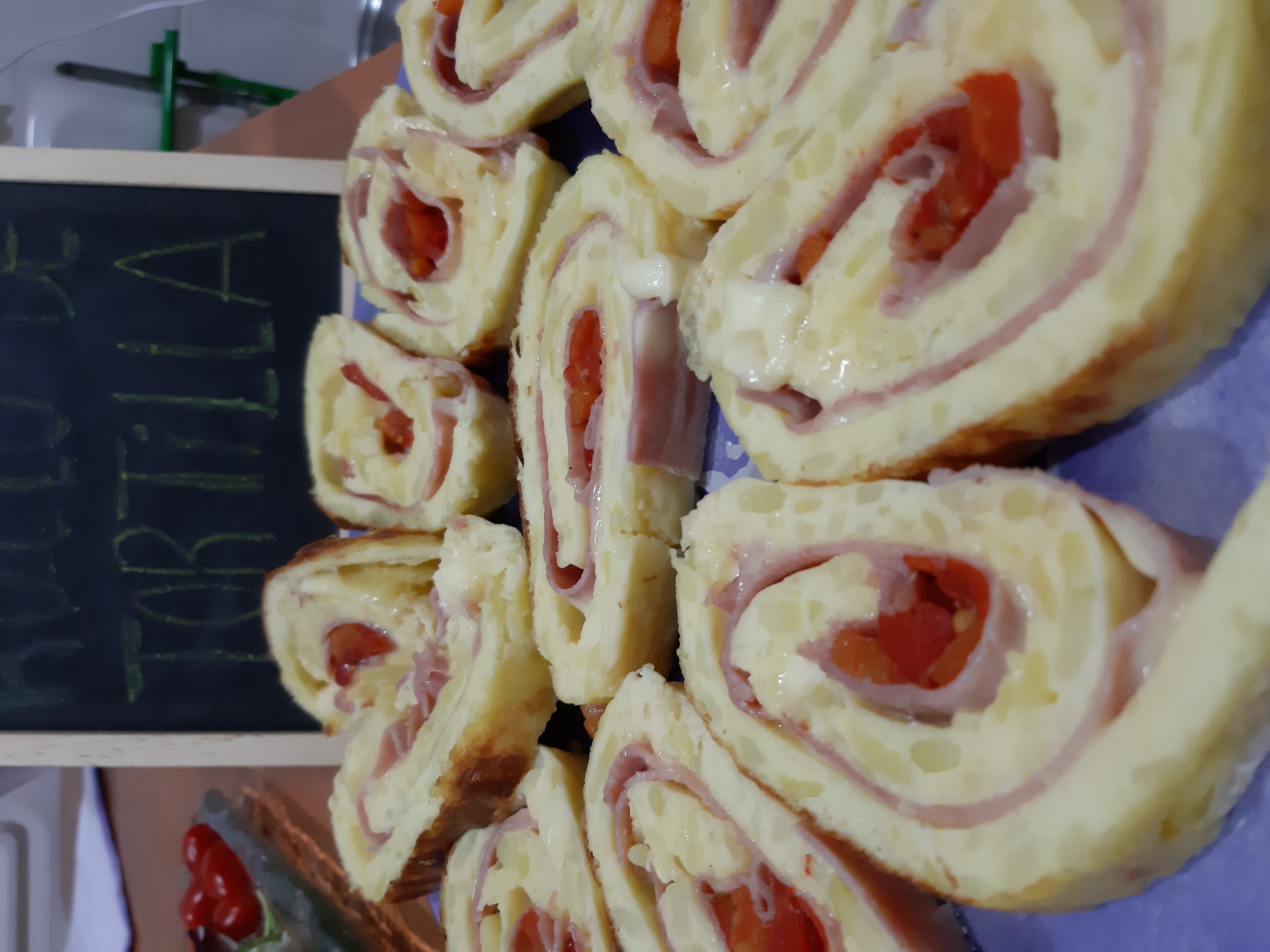 Rollo de tortilla de patata con jamón, queso y pimiento Huevos y