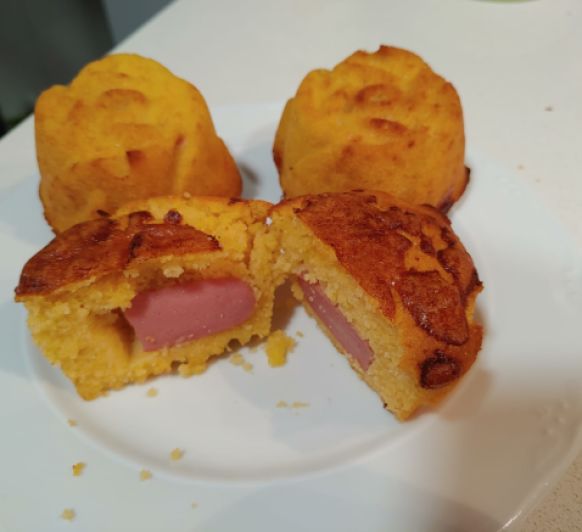 Muffins de maíz con salchichas, cheddar y salsa barbacoa