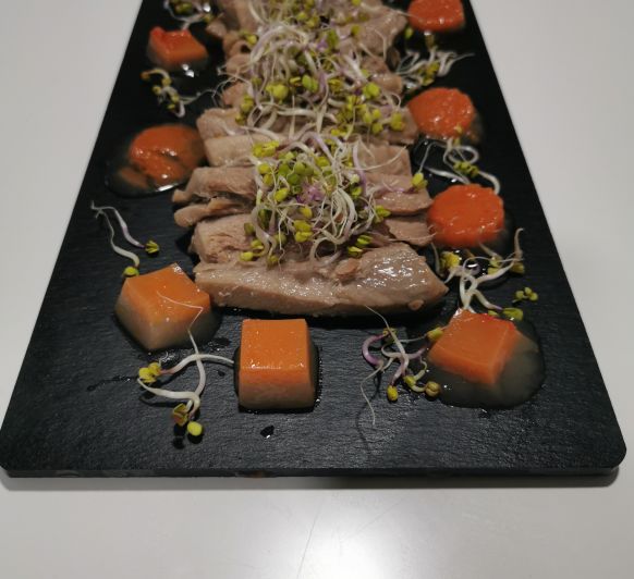 Ventresca de atun rojo con gelatina de tomate