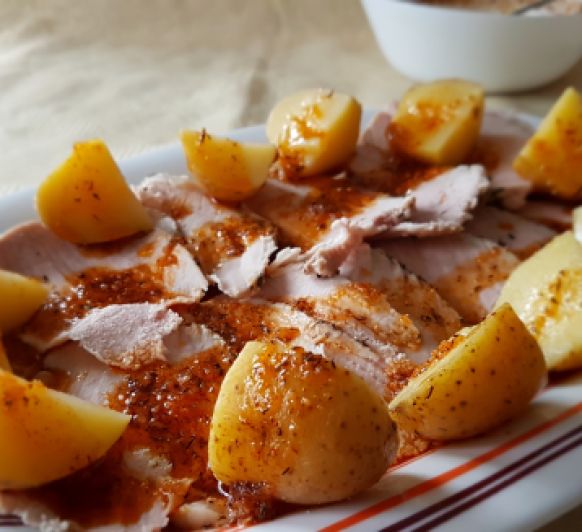 Lomo de cerdo a la sal con salsa de tomillo al pimentón