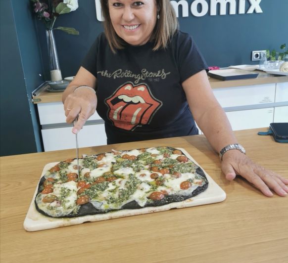 Pizza di nero de sepia y pulpo con pesto de almendras
