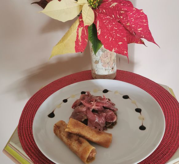 Confit de pato con cebolla caramelizada y canelón de foie