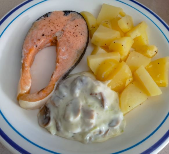SALMÓN CON SALSA DE CHAMPIÑONES Y PATATAS