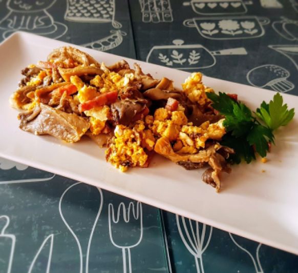 Huevos revueltos con beicon y champiñones salteados