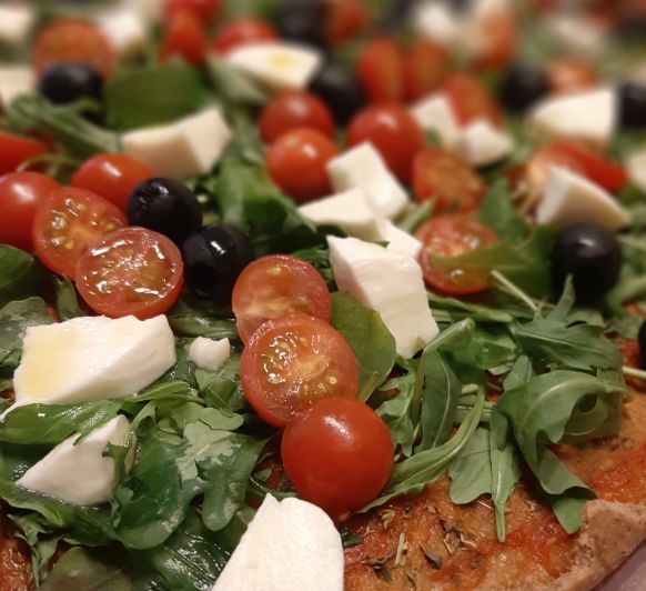 Pizza Integral con tomates cherry, rúcula y mozarella fresca