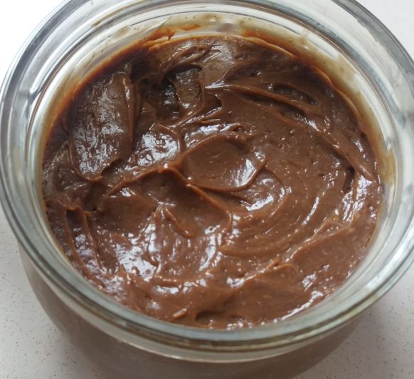 Crema de leche, chocolate, avellanas, y azúcar