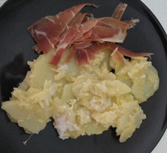Huevos rotos con patatas y jamón en Thermomix®