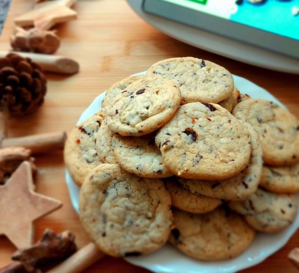 Cookies de chocolate blanco con pepitas negras