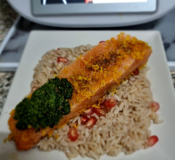 Salmón, arroz con Granada y pesto de canónigos