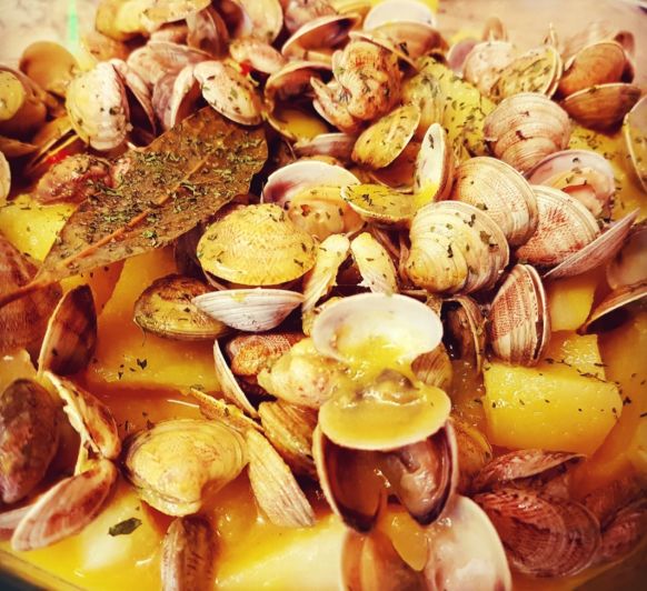 Patatas con almejas