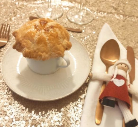 Receta de Navidad en Thermomix® : Crema de ahumados con sombrero de hojaldre