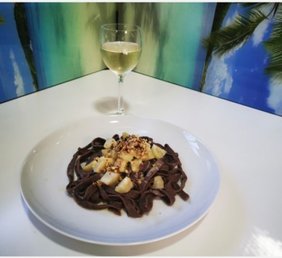 Tagliatelle de cacao con gorgonzola, pera y nueces
