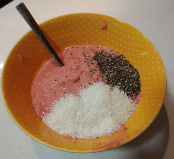 Bowl de yogur, aguacate y frutos rojos